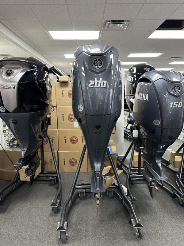 Yamaha F200XC outboard motor - Image 2