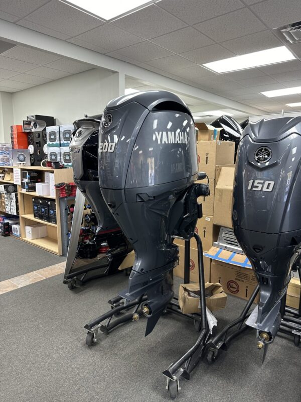 Yamaha F200XC outboard motor - Image 3