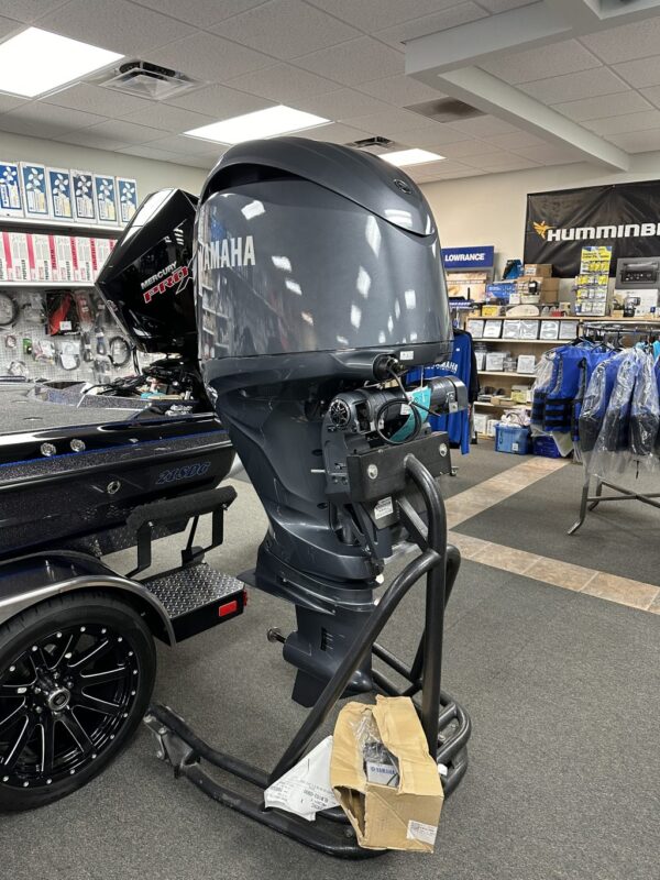 Yamaha F200XC outboard motor - Image 5