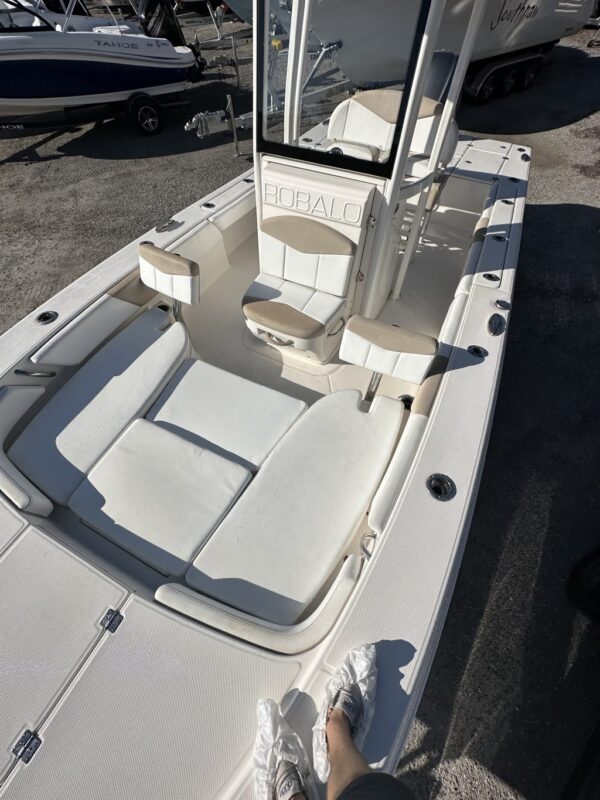 2020 Robalo 246 Cayman Center Console Bay Fishing Boat - Image 6