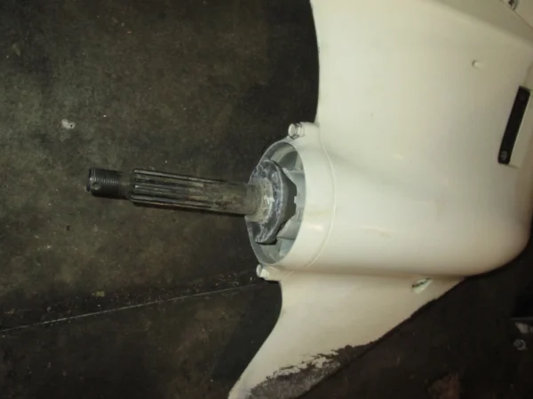 Johnson Suzuki 140hp 4 stroke outboard 25 inch lower unit - Image 4